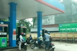 Người dân đổ xăng E5 Ron 92 tại cây xăng trên địa bàn tỉnh Quảng Ngãi. (Ảnh: Sỹ Thắng/TTXVN)