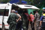 Nhân viên cứu hộ chuyển các thành viên đội bóng sau khi được cứu khỏi hang Tham Luang lên xe cứu thương. (Nguồn: EPA/TTXVN)