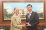Phó Chủ tịch UBND Thành phố Hồ Chí Minh Trần Vĩnh Tuyến tiếp bà Baroness Fairhead. (Ảnh: Xuân Anh/TTXVN)
