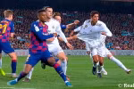 Rakitic kéo áo Varane trong vòng cấm địa. (Nguồn: Real Madrid)