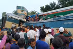 Hiện trường vụ hai tàu hỏa đâm nhau tại Brahmanbaria, Bangladesh, ngày 12/11. Ảnh: TBS/TTXVN)