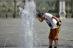 Một người đàn ông giải nhiệt bằng nước. (Nguồn: Getty Images)