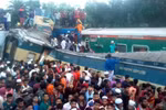 Hiện trường vụ hai đoàn tàu hỏa đâm nhau tại Brahmanbaria, Bangladesh, ngày 12/11. (Ảnh: Daily Star/TTXVN)