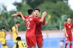 Thanh Thịnh ăn mừng với Đức Chinh. (Ảnh: Hoàng Linh/Vietnam+)