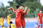 Thanh Thịnh ăn mừng với Đức Chinh. (Ảnh: Hoàng Linh/Vietnam+)