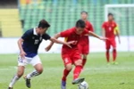 Pha tranh bóng giữa tiền đạo Quang Hải (phải - Việt Nam) với cầu thủ đối phương. (Ảnh: Quốc Khánh/TTXVN)