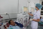 Điều dưỡng viên đơn nguyên thận nhân tạo mở rộng - Bệnh viện đa khoa thành phố Hoà Bình vận hành máy chạy thận cho bệnh nhân. (Ảnh: Vũ Hà/TTXVN)