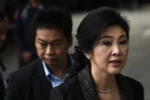 Cựu Thủ tướng Thái Lan Yingluck Shinawatra (phải) tại Tòa án tối cao ở thủ đô Bangkok ngày 1/8. (Nguồn: AFP/TTXVN)