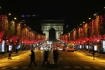 Đường phố tại Paris, Pháp, được trang hoàng rực rỡ đón Giáng sinh, ngày 22/11/2020 (Ảnh: THX/ TTXVN)