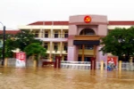 Trụ sở huyện ủy Lệ Thủy ngập sâu trong nước lũ. (Ảnh: Tá Chuyên/TTXVN)