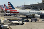 Máy bay của hãng hàng không American Airlines đỗ tại sân bay quốc tế Phoenix, Mỹ. (Ảnh: AFP/TTXVN)
