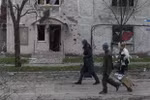 Người dân Ukraine sơ tán khỏi thành phố Mariupol. (Ảnh: THX/TTXVN)