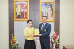 TS Trương Thị Hằng trao tặng sách cho PGS. TS. Kittisak Samuttharak, Hiệu trưởng Đại học Rajabhat Lampang (Ảnh: Hữu Kiên/TTXVN)