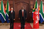 Đại sứ Hoàng Văn Lợi và phu nhân chụp ảnh cùng Tổng thống Nam Phi Cyril Ramaphosa. (Ảnh: Phi Hùng/Phóng viên TTXVN tại Nam Phi)