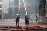 Lực lượng Cảnh sát Phòng cháy, chữa cháy diễn tập. (Ảnh: Văn Dũng/TTXVN)