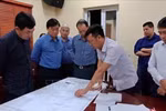Ông Ngô Hoàng Ngân, Chủ tịch Hội đồng thành viên Tập đoàn Công nghiệp Than - Khoáng sản Việt Nam (ngoài cùng, bên trái) chỉ đạo công tác cứu hộ, cứu nạn tại Công ty Than Hòn Gai. (Ảnh: TTXVN phát)