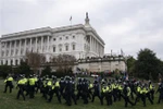 Cảnh sát chống bạo động được triển khai bên ngoài tòa nhà Quốc hội Mỹ tại Washington, DC, ngày 6/1/2021. (Ảnh: AFP/TTXVN)