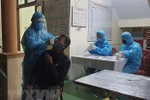 Lấy mẫu xét nghiệm SARS-CoV-2 tại thành phố Uông Bí. (Ảnh: TTXVN phát) 