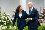 Ngày 21/7/2024, Tổng thống Mỹ Joe Biden (phải) đã bất ngờ tuyên bố rút lui khỏi chiến dịch tái tranh cử Tổng thống năm 2024, đồng thời ủng hộ Phó Tổng thống Kamala Harris (trái) thay ông gánh vác trọng trách làm ứng cử viên của đảng Dân chủ trong cuộc đua vào Nhà Trắng. Trong một phát biểu, bà Harris bày tỏ mong đợi sớm được chính thức nhận đề cử của đảng Dân chủ. (Ảnh: White House/TTXVN)