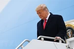 Ông Donald Trump khi còn là Tổng thống Mỹ rời chuyên cơ Không lực 1 tại Harlingen, bang Texas ngày 12/1/2021. (Ảnh: AFP/TTXVN) 