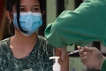 Tiêm vaccine ngừa COVID-19 cho người dân tại phía Nam Jakarta (Indonesia), ngày 12/7/2021. (Ảnh: THX/TTXVN) 