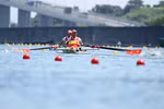Cặp vận động viên Lường Thị Thảo (trước) và Đinh Thị Hảo thi đấu nội dung rowing đôi nữ hạng nhẹ tại Olympic Tokyo 2020 diễn ra ở Nhật Bản, ngày 24/7/2021. (Ảnh: AFP/TTXVN)