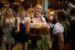 Người dân tham dự lễ hội bia Oktoberfest tại Munich, Đức. (Ảnh: THX/TTXVN)