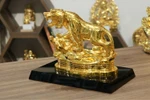 Tượng hổ mạ vàng nhân Tết Nhâm Dần ở Việt Nam gây chú ý trên báo Tây