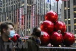 Người dân đeo khẩu trang phòng lây nhiễm COVID-19 tại New York, Mỹ. (Ảnh: THX/TTXVN) 