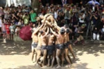 Một cảnh cướp cầu đặc sắc của lễ hội vật cầu bùn. (Ảnh: TTXVN)