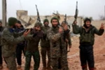 Binh sỹ Syria mừng chiến thắng sau khi lực lượng này giành được quyền kiểm soát tại làng Ratian, phía bắc thành phố Aleppo ngày 6/2. (Nguồn: AFP/TTXVN)