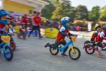 Sáng 6/12 tại Hà Nội, hàng trăm em nhỏ đã bước vào giải đua xe thăng bằng đầy quyết liệt nhưng không kém phần vui nhộn, bổ ích. (Ảnh: PV/Vietnam+)