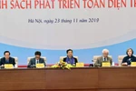 Phó Chủ tịch Thường trực Quốc hội Tòng Thị Phóng, Phó Thủ tướng Vũ Đức Đam với các đại biểu dự hội nghị. (Ảnh: TTXVN)