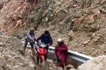 Hàng nghìn tấn đất đá bị sạt lở rơi xuống đường làm ảnh hưởng nghiêm trọng đến việc đi lại của người dân. (Ảnh: Công Tuyên/TTXVN)
