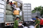 Một vụ bắt giữ hàng lậu. (Ảnh: Doãn Tấn/TTXVN)