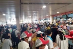 Các khu vực làm thủ tục và soi chiếu an ninh tại sân bay Tân Sơn Nhất luôn đông nghẹt hành khách. (Ảnh: TTXVN phát)