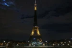 Tháp Eiffel chìm trong bóng tối là một phần trong kế hoạch tiết kiệm năng lượng của châu Âu nhằm chống lại chi phí năng lượng tăng cao. (Nguồn: Getty)