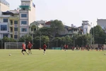 Các cầu thủ U23 Thái Lan tập luyện, làm quen với trái bóng tại Trung tâm Huấn luyện thể thao thành tích cao tỉnh Nam Định, chiều 4/5. (Ảnh: Công Luật/TTXVN)