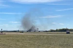 Khói bốc lên từ hiện trường vụ va chạm máy bay tại triển lãm hàng không Wings Over Dallas ở sân bay Executive Dallas, thành phố Dallas, bang Texas, Mỹ, ngày 12/11/2022. (Ảnh: AFP/TTXVN)