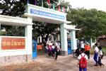 Học sinh trường Tiểu học và Trung học cơ sở Đông Tiến (xã Đông Tiến) đến trường. (Ảnh: Nguyễn Thanh/TTXVN)