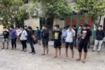 Nhóm "quái xế" bị đưa về trụ sở CSGT làm việc. (Nguồn: tienphong.vn)