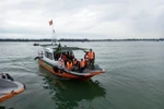 Tiếp tục tìm kiếm 2 nạn nhân còn mất tích trong vụ chìm canô du lịch tại vùng biển Cửa Đại. (Ảnh: Trần Tĩnh/TTXVN) 