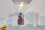 Người dân trải nghiệm bay khinh khí cầu. (Ảnh: Tuấn Đức/TTXVN)