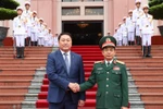Bộ trưởng Bộ Quốc phòng Phan Văn Giang và Bộ trưởng Quốc phòng Mông Cổ Saikhanbayar Gursed tại lễ đón. (Ảnh: Trọng Đức/TTXVN)