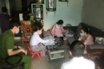 Cán bộ phường lập biên bản vi phạm đối với N.T.L.A. (thứ 2, bìa phải). (Nguồn: tienphong.vn)