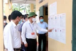 Phó Bí thư Tỉnh ủy, Phó Chủ tịch Ủy ban bầu cử tỉnh Hải Dương Triệu Thế Hùng kiểm tra công tác chuẩn bị bầu cử. (Ảnh: Mạnh Tú/TTXVN)