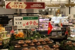 Quầy bày bán vải thiều Việt Nam tại siêu thị AEON Nhật Bản. (Ảnh: Đào Thanh Tùng/TTXVN)