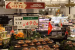 Quầy bày bán vải thiều Việt Nam tại siêu thị AEON Nhật Bản. (Ảnh: Đào Thanh Tùng/TTXVN)