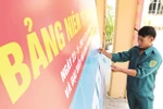 Cán bộ xã La Dêê, huyện Nam Giang, niêm yết danh sách ứng cử viên. (Nguồn: Báo Quảng Nam)