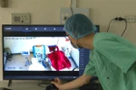 Theo dõi bệnh nhân qua hệ thống camera. (Ảnh: Tường Vi/TTXVN)